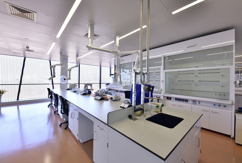 15 najboljših proizvajalcev laminatov, odpornih na kemikalije (2026) | Najboljši kompaktni HPL za bolnišnice, laboratorije in industrijske aplikacije