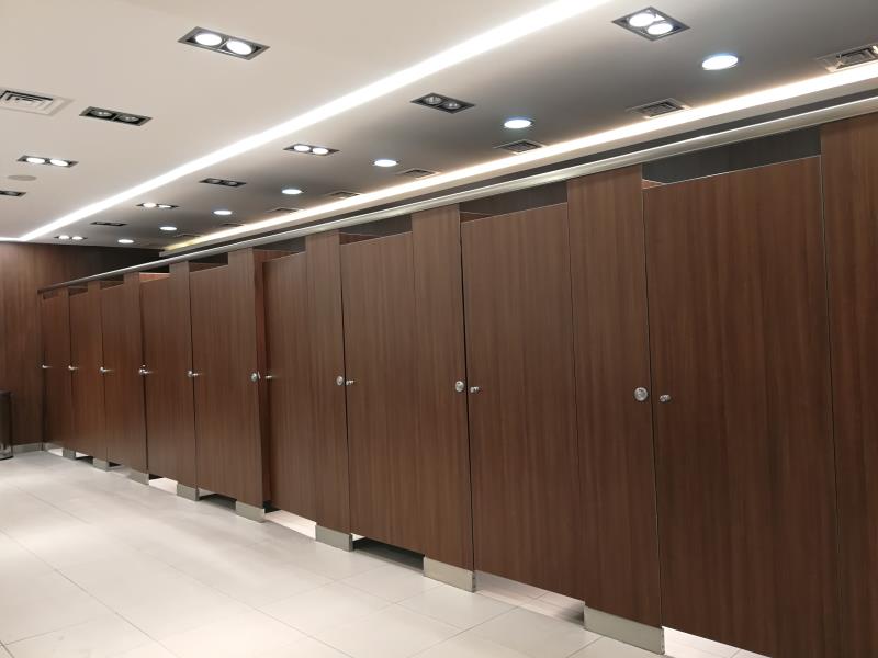 Pannelli in resina e pannelli laminati compatti: guida comparativa completa per architetti, designer e acquirenti