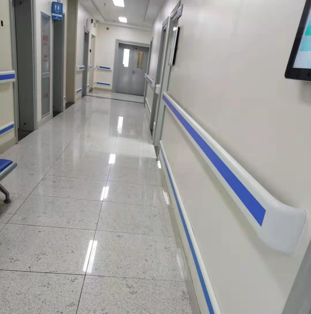 Protecci&oacute;n de la pared del hospital detr&aacute;s de la silla barandilla de protecci&oacute;n de la pared