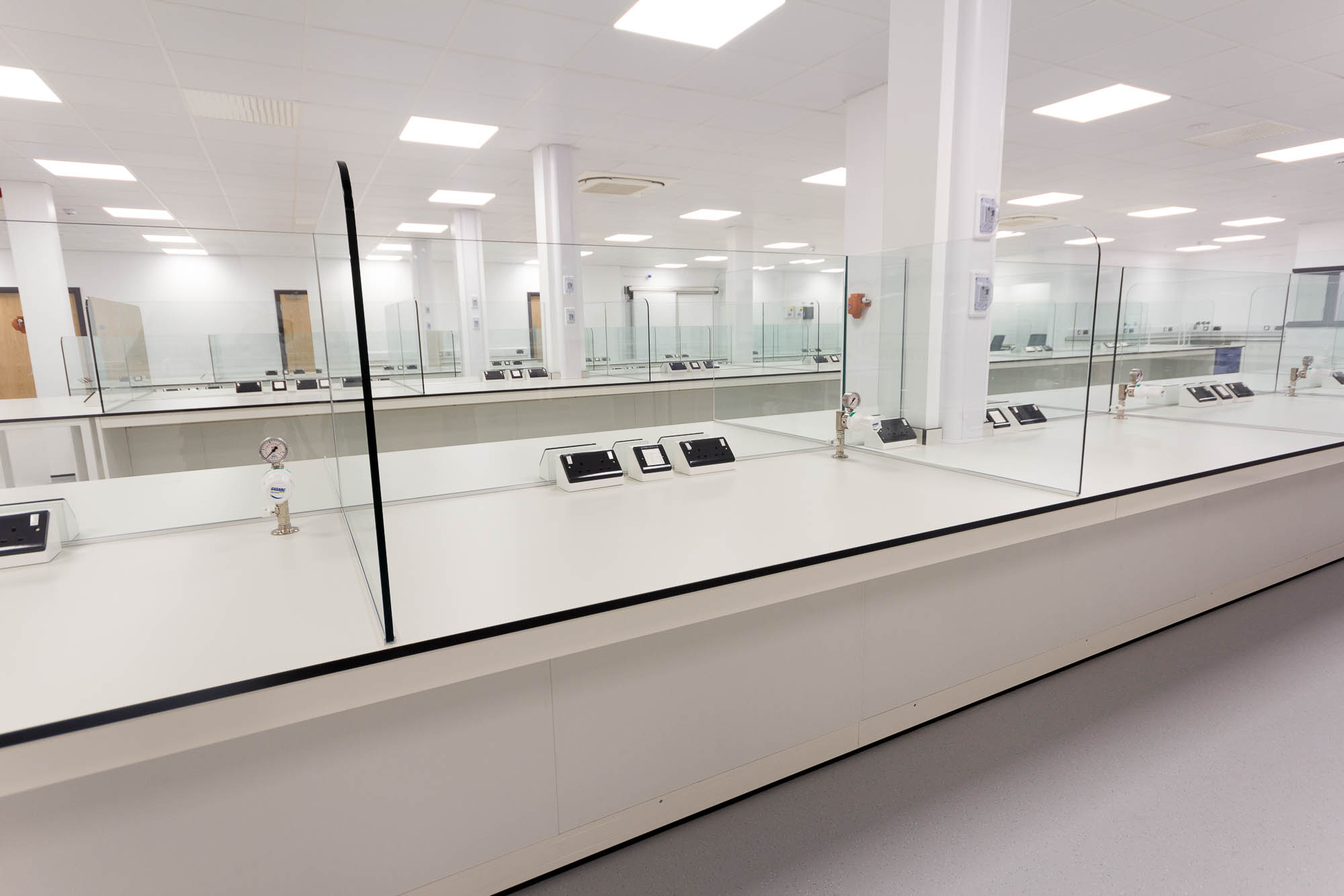 Pannello laminato resistente agli agenti chimici con nucleo solido: struttura, prestazioni e guida all'applicazione